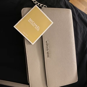 Michael Kors väska - Axelremsväska, nypris 2500kr. Mitt pris: 1500kr🥰
