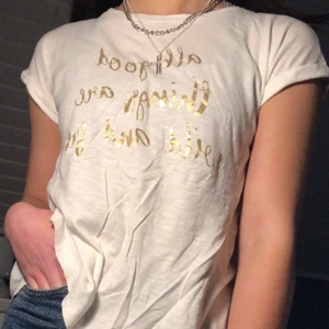 Vit t-shirt med tryck  - Säljer denna t-shirt då den tyvärr inte kommer till användning längre och jag behöver pengar. Vet inte exakta storlek men passar mig som är xs/s. Bra skick! Köparen står för frakt!!