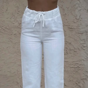 Vita Linnebyxor från A-dsgn - Säljer mina vita linnebyxor från Alice stenlöfs egna klädmärke då dom inte riktigt är min stil. Dom är i storlek M och passar bra i längden på mig som är 1,73 lång. Dom är använda en gång och är superbra skick. FRAKTEN INGÅR!!