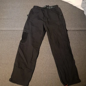 Buttergoods byxor XS - Ett par trackpants av Buttergoods, inte några hål eller fläckar, skatebyxor så alltså baggy, är i storleken XS men baggy så får nog plats på folk som har storlek S.