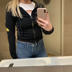 Acqualimone tunn huddie i strl M/L - Detta är en super fin acqualimone tunn huddie i storlek M/L. Denna huddie är liten i storleken så den känns som en S vilket man ser på bilden. Orginal priset på denna huddie var 900kr och jag säljer den för 150kr vilket är ett välldigt bra pris💕Den är min