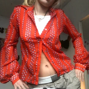 70-tals blus - Hur cool 70-tals blus med stjärnor på! Puffiga ärmar, tunt och skönt material! ( köp två eller fler tröjor med samfrakt: )