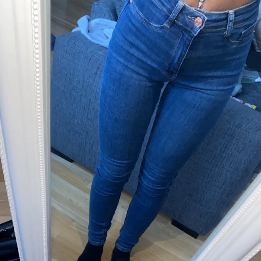 Blå Molly jeans från Gina tricot i storlek xs. Jeans & Byxor.