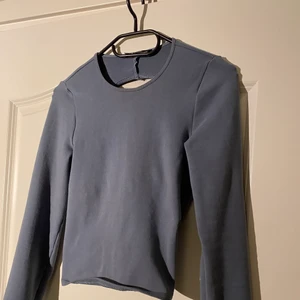 Tröja från Zara - Säljer denna coola tröja med hål i armarna och ryggen. Fin och unik färg, materialet är tajt vilket passar både S, M och L 🤎 Dm för fler bilder eller frågor!😊