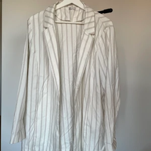 Oversized blazer - En skön vit oversized blazer med beigea ränder. Storlek 44 men sitter oversized på mig som vanligtvis har 38. Frakt tillkommer!