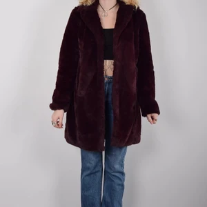 Röd/lila pälskappa - Säljer denna pälsjacka!! Hör av dig om du är intresserad eller har några frågor! Kram💞