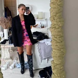 Superdown fjärilsklänning - Jättefin fjärilsklänning i rosa. Köpt från REVOLVE superdown. XXS. ENDAST tagit bild i denna, prislapp kvar, aldrig använd