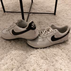 Snygga Nike AF1! Använda fåtal gånger därmed i gott skick! Där det står ”AIR” och även 2 streck vid hälen var det vitt innan, jag har med svart textilpenna ritat i det. Frakt tillkommer och betalningen sker via swish.