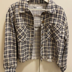 Kofta/jacka ifrån Zara - En jöttefin mönstrad kofta/jacka ifrån Zara. Använt 1 gång. 