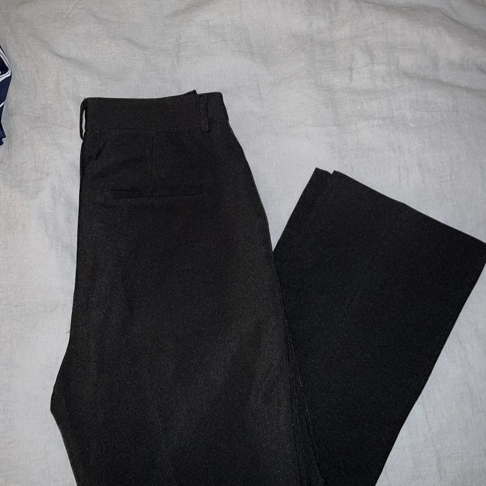 Svarta raka kostymbyxor från Gina tricot, strl 36. Passar både till vardags och festtillfällen! De är en aningen kortare i längden. Är 168cm och dom sitter ”normalt” på mig.. Jeans & Byxor.