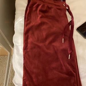 Gina tricot mjukisbyxor - Säljer mina vin röda mjukis byxor super sköna och använda ett få tal gånger känns som nya, säljer för att jag ej använder dom längre hör av dig om du är frågor😊