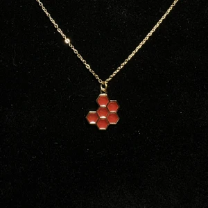 Halsband, honeycomb - röd - Halsband med guldplätterad resin berlock, röd honeycomb🍯 Fri frakt✨
