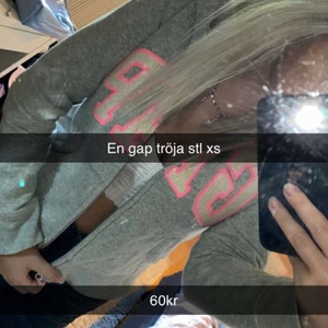 Gap zip-hoodie stl xs - Jättefin skön ziphoodie från gap i stl xl (kids) men sitter som en xs. Sparsamt använd, passar till det mesta. Hör av er vid fler frågor!💕💕💕