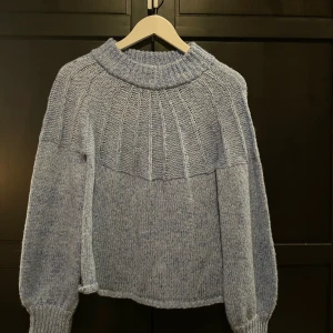 Stickad tröja strl M - Stickad tröja från Crocker i storlek M. Obs! Den är ganska liten i storleken så känns mer som en xs/s 🦋 den är dessutom mer blå i verkligheten än vad som syns på bilderna! Kan mötas upp i Stockholm annars står köparen för frakten 🎈