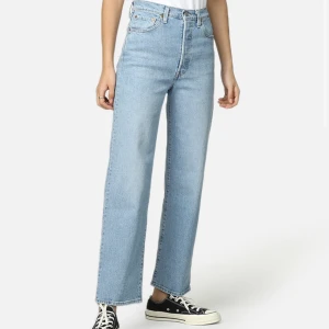 Levis  - Säljer mina Levis Ribcage straight jeans. Nypris: 1299kr, mitt pris: 400kr.      Sitter såå fint, stl:23, på mig går dem längre ner än på bilden. Säljer då det är för små för mig tyvärr:( 