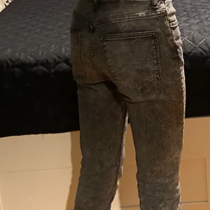 Jeans från H&M i storlek 36 - Ganska små i storleken men i fint skick! Gråaktig färg