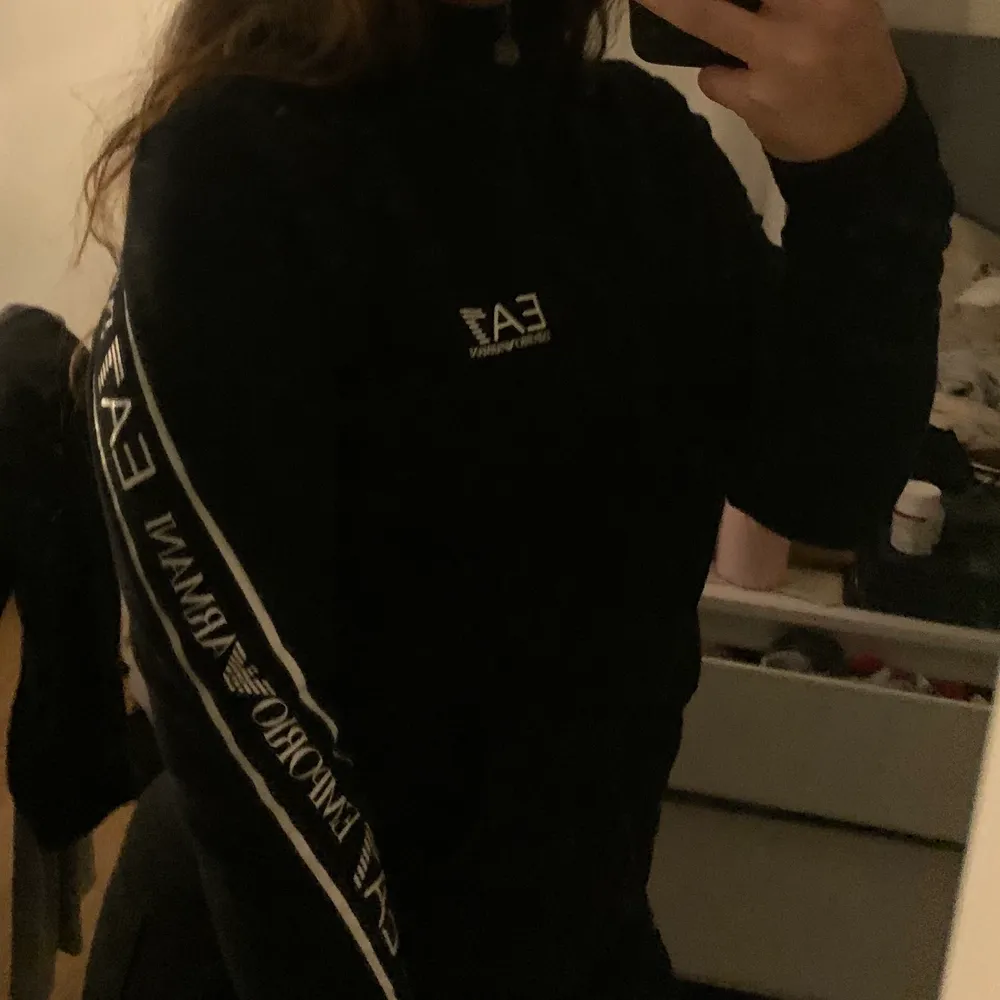 Svart med vita sträck på armarna, använd en gång. Hoodies.