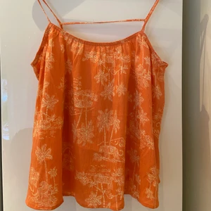 Topp - Superfin och somrig topp från HM med lappen kvar! Storlek XS men passar även mig som brukar ha S-M. DM vid intresse!💕💕 (köpare står för frakt)