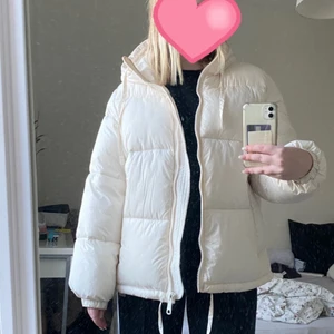 trendig puffer jacket - vit puffer jacket från hm, säljer pga att de inte riktigt är min stil. använd ca 7 ggr så i väldigt bra skick, bud börjar på 200!! 💞 slutsåld på hemsidan!! 