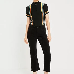 Manchesterbyxor, Urban Outfitters! 26/32 - Urban Outfitters - Kick Black Corduroy Jeans Cropped! 🌷 Ett par svarta manchesterbyxor med rå byxkant. Använda men inget speciellt att anmärka på utöver att de kanske behöver rollas lite då de legat med ljusa kläder (smart 😅). Så himla fina med avklippt rå kant, och väldigt smickrande passform! Lite flared. Kan mötas i Stockholm eller skicka mot fraktkostnad! ✨🌸✨