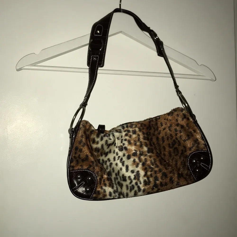 Skit snygg leopard väska som inte kommer till användning. Väskor.