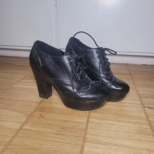 Klackskor - Svarta klackskor. 