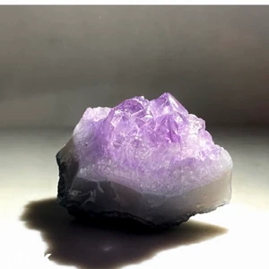 Lila bergskristall💜 - 💜Lila bergskristall💜Den lila bergskristallen ger dig mod att våga det där lilla extra. En kristall som hjälper oss att nå överflödet i livet. Stärker vår tanke att kunna se klart, istället för att leva i stress och oror💜 100% äkta kristall✨✨