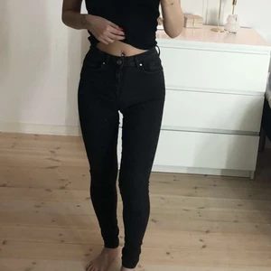 Svarta skinny jeans - Svarta jeans från bikbok, stretchiga o supersköna. Fint skick, lite för långa på mig som är 152. Nypris 599kr