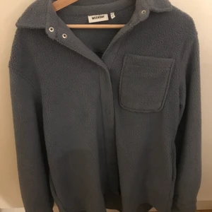Kofta - grå blå overshirt från weekday. Jätte fin och oversized i modellen.