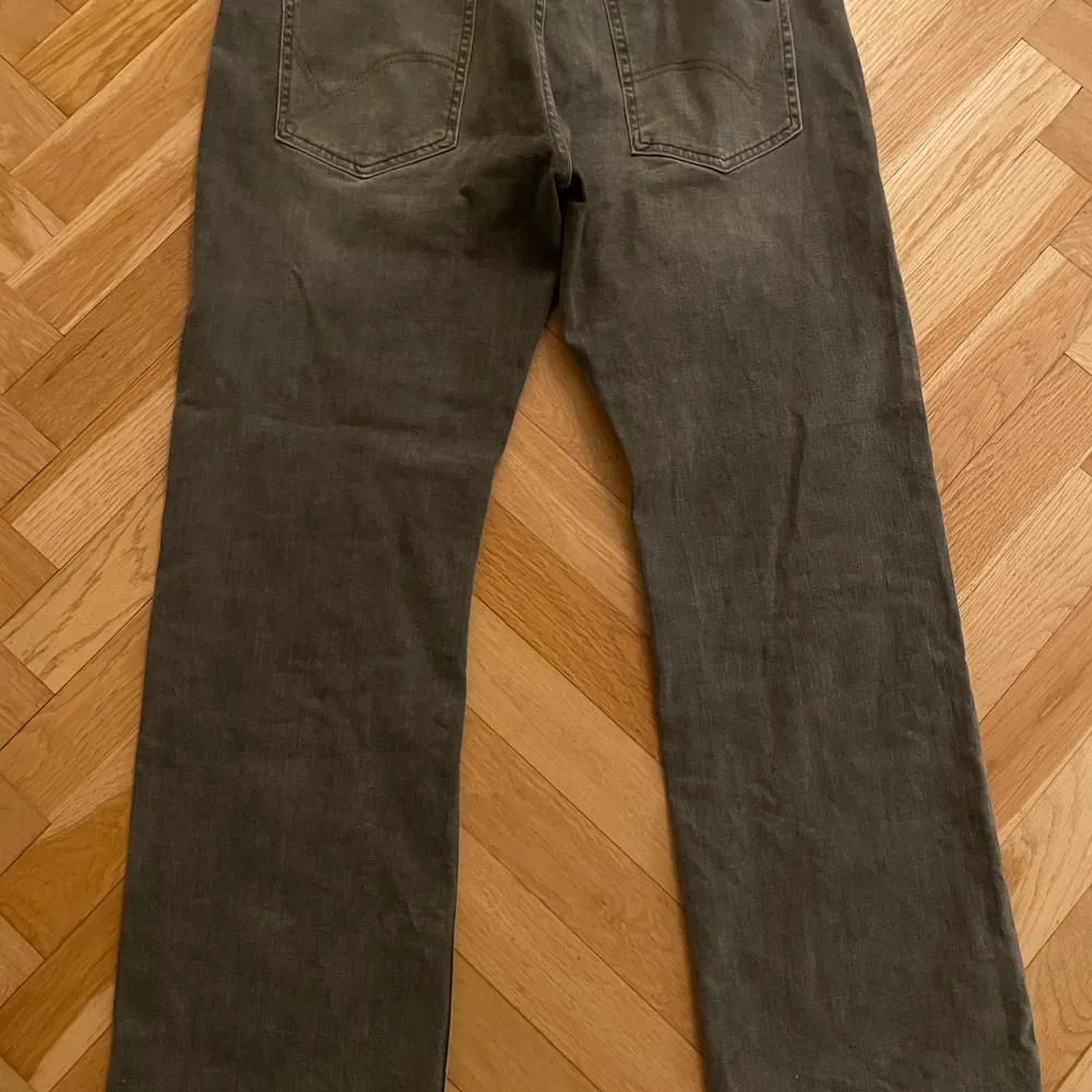 Sjukt snygga jeans med en rak/vid modell! Storlek är 34-32. Dem är helt oanvända. . Jeans & Byxor.