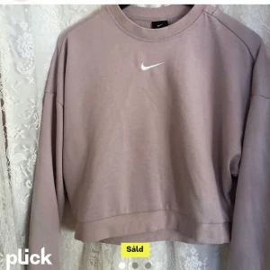 Nike sweatshirt  - Säljer denna supersnygga sweatshirt som jag köpte här på Plick för ca ett år sedan. Den är i jättebra skick. (Lånade bilder av tidigare ägare)