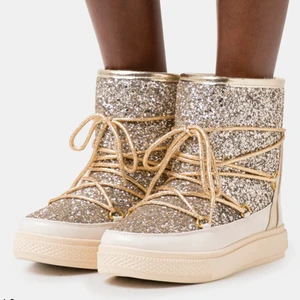 Glittriga vinterskor - Säljer dessa supersnygga glittriga skor köpa på zalando, storlek 37-37.5 och sitter lite större,, köpte de för ca 1 månad sedan så dem är väldigt fräscha och ser som nya ut.