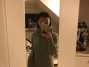 Stickad klänninh - Lång grå mysig stickad klänning från hm, säljer för 150 + 60 kr frakt alternativt mötas upp i Norrköping eller Linköping 💓 jag är 163 cm lång. 