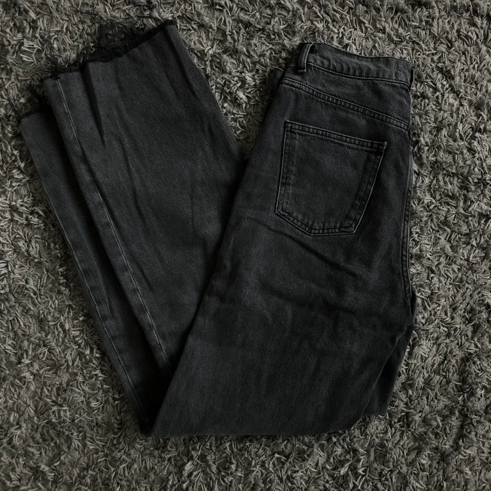 Säker dessa mörk gråa jeans från Zara. Inköpta i november 2020. Säljer pga att de inte passar mig längre. Fint skick . Jeans & Byxor.