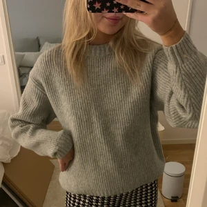 Grå stickad tröja - Säljer denna gråa stickade tröja🤍🤍💝