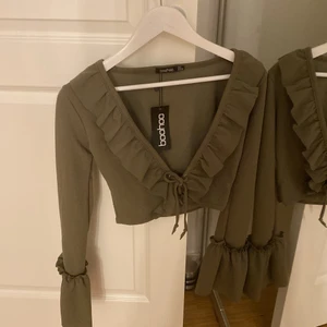 Boohoo Khaki Crop Top  - Superfin topp med volanger från Boohoo i färgen Khaki! Aldrig använd + prislappen sitter kvar. Helt slutsåld och kommer inte fyllas på lagret. ✨ perfekt till sommaren eller utekvällar