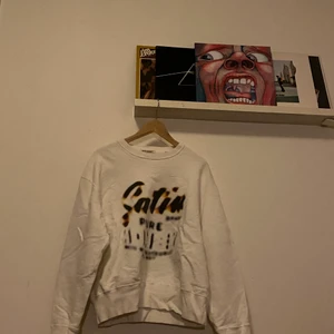 Our Legacy crewneck sweater - Tjocktröja från Our Legacy, lite boxy passform men normal längd för en medium. funkar på alla mellan 170-185 skulle jag säga. Inga flaws, basically som ny. Betala me swish, fraktar bara o köpare betalar frakt. Fråga på om det är något!