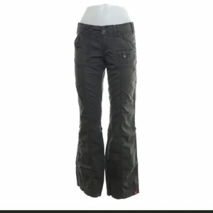 cargopants från esprit!!  - SNYGGASTE cargobyxorna i märket esprit edc! älskar dem verkligen men kan tyvärr inte använda då de är för korta på mig (175 lång) :((  midjemått: 82, passform: bootcut 