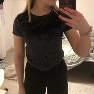 Svart tshirt - T-shirt ifrån newyorker. Vet ej vad materialet kallas men hoppas ni ser och fattar 😅 40kr + frakt 💕