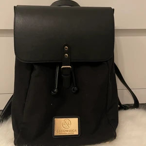 Gaston Luga- Ryggsäck - En jättefin ryggsäck som passar bra till allt. Den är i väldigt bra skick och har rymmer en del. Nypris: 1099kr