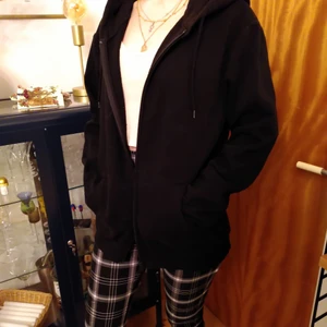 Basic hoodie med dragkedja - En bra klassisk hoodie. Ett redigt statement. Sparsamt använd.