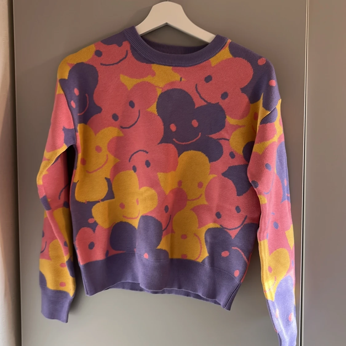 Färgglad mönstrad tröja  - 90