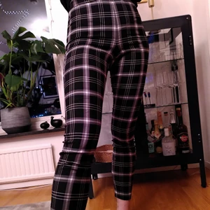 NA-KD leggings - Leggings åt det tjockare hållet. Highwaist och ner till fotknölarna för mig som är 175cm. Passar 36 & 38.