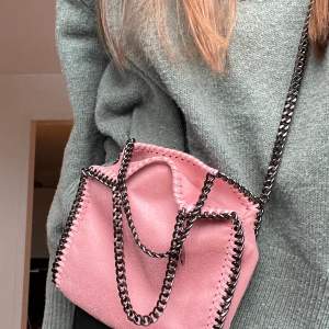 Säljer den här så häftiga väskan! Ser ut som en Stella McCartney! Lite starkare rosa i verkligheten. Super bra skick! Skriv för fler bilder eller frågor 🥰 500kr eller bud