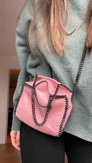 Sjukt cool väska - Säljer den här så häftiga väskan! Ser ut som en Stella McCartney! Lite starkare rosa i verkligheten. Super bra skick! Skriv för fler bilder eller frågor 🥰 500kr eller bud