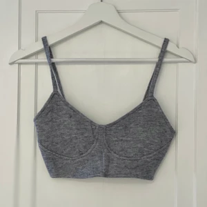 Zara topp  - Croppad topp från Zara i jättemjukt material!