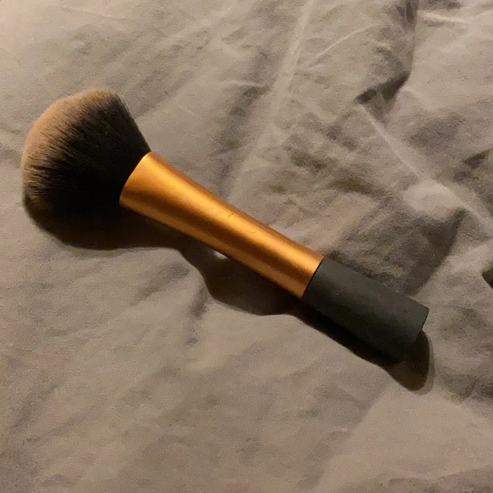 real techniques powder brush. säljer för 90kr + frakt. skriv privat för mer frågor/bilder osv. 🧡. Skönhet.