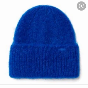 Blå Mössa  - En fin blå mössa från & orter stories