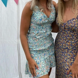 Blommig klänning - Supersöt klänning som endast är använd en gång då den inte kommer till användning 🌸🌺