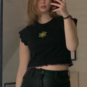 Supersöt y2k topp, baby tee - En kroppad baby tee från vintage support som aldrig kan gå fel. Funkar superbra till jeans, byxor, skinnbyxor, kjol ja i princip till allt! Sparsamt använd o i mkt bra skick. Köptes för 349 kr, köparen står för frakt💗